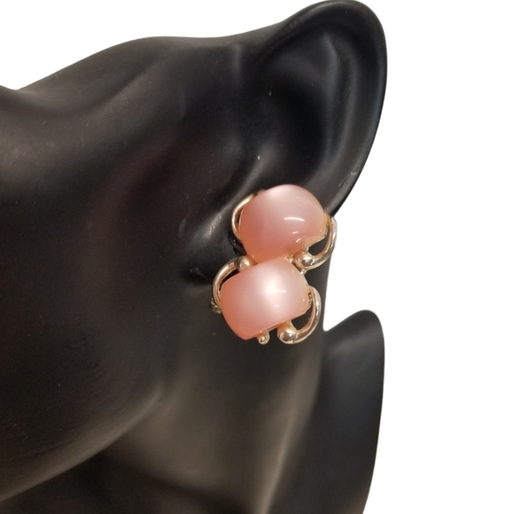 VINTAGE GOLDTONED & PINK MOONGLOW LUCITE CLIP ON EARRINGS - Picture 1 of 6